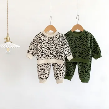 Одежда для маленьких мальчиков и девочек 2023, осенний повседневный комплект для малышей, модные леопардовые костюмы с длинными рукавами, футболка, брюки, комплекты из 2 предметов, детская одежда